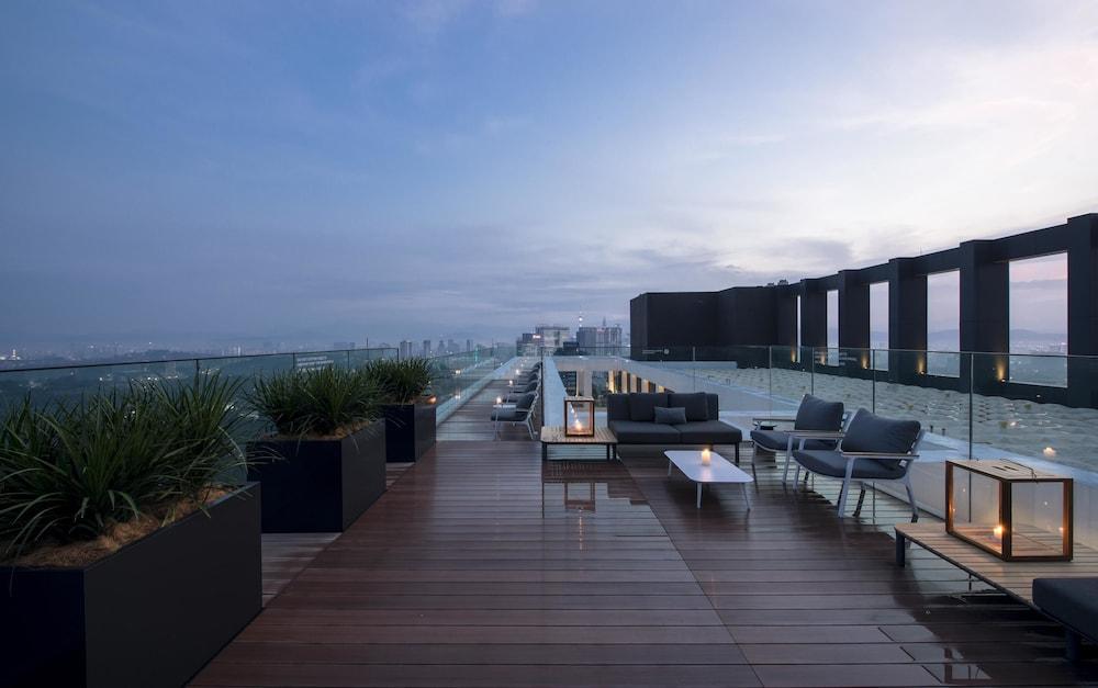 فندق أليلا بانجسار كوالا لمبور كوالالمبور المظهر الخارجي الصورة The rooftop bar at the hotel
