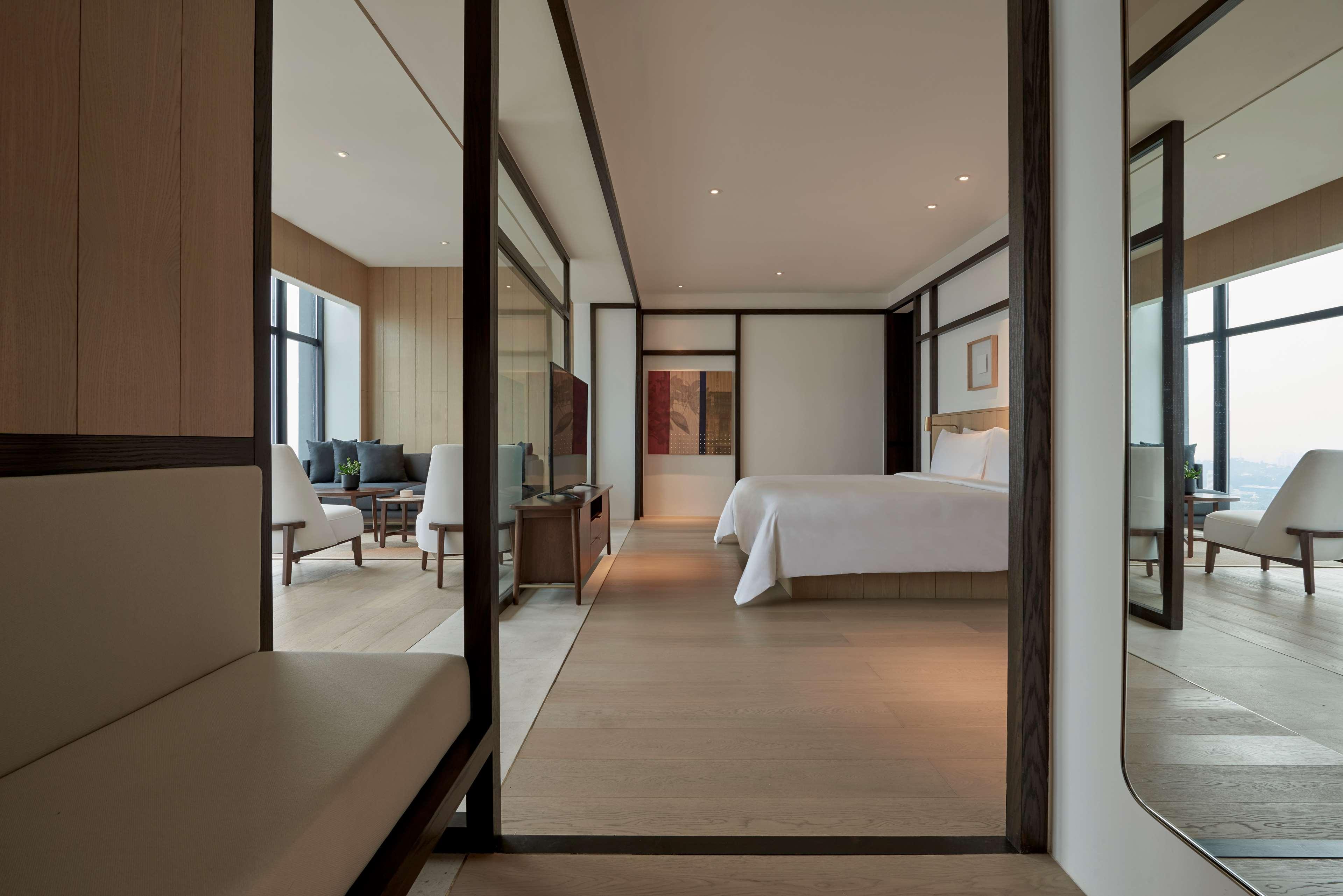 فندق أليلا بانجسار كوالا لمبور كوالالمبور المظهر الخارجي الصورة A suite at The Ritz-Carlton, Kuala Lumpur
