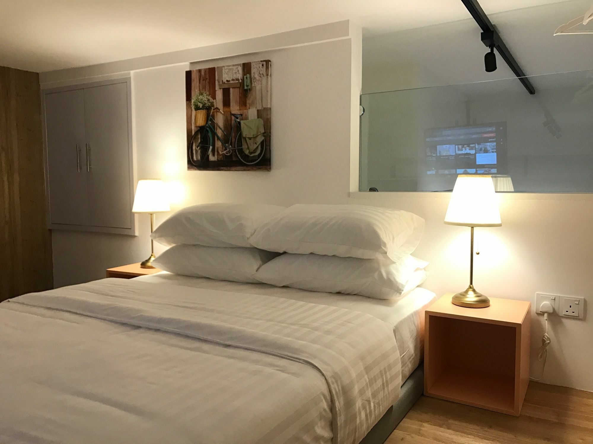 فندق أليلا بانجسار كوالا لمبور كوالالمبور المظهر الخارجي الصورة A bedroom in a serviced apartment in Singapore