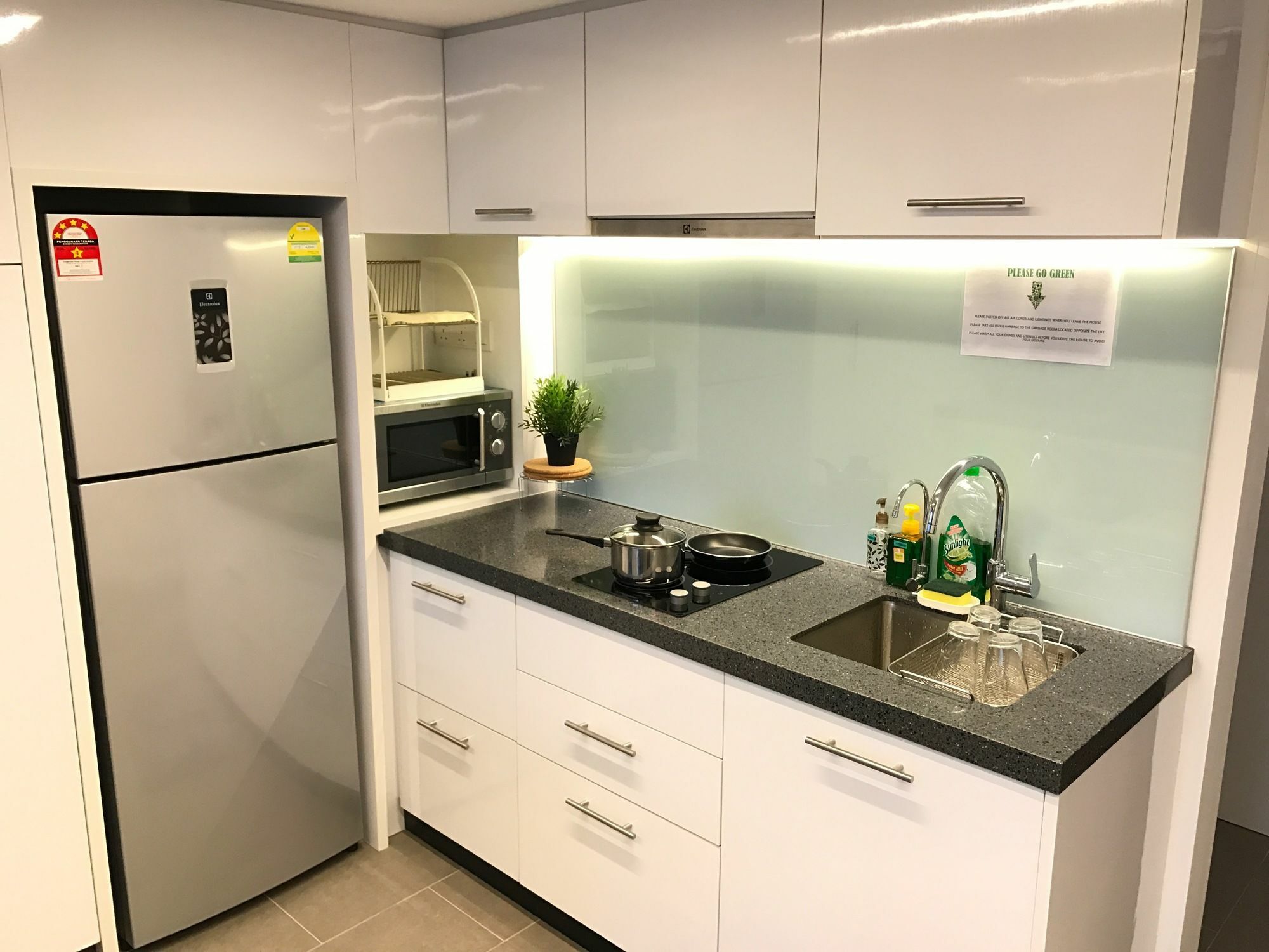 فندق أليلا بانجسار كوالا لمبور كوالالمبور المظهر الخارجي الصورة A typical kitchen in a student apartment