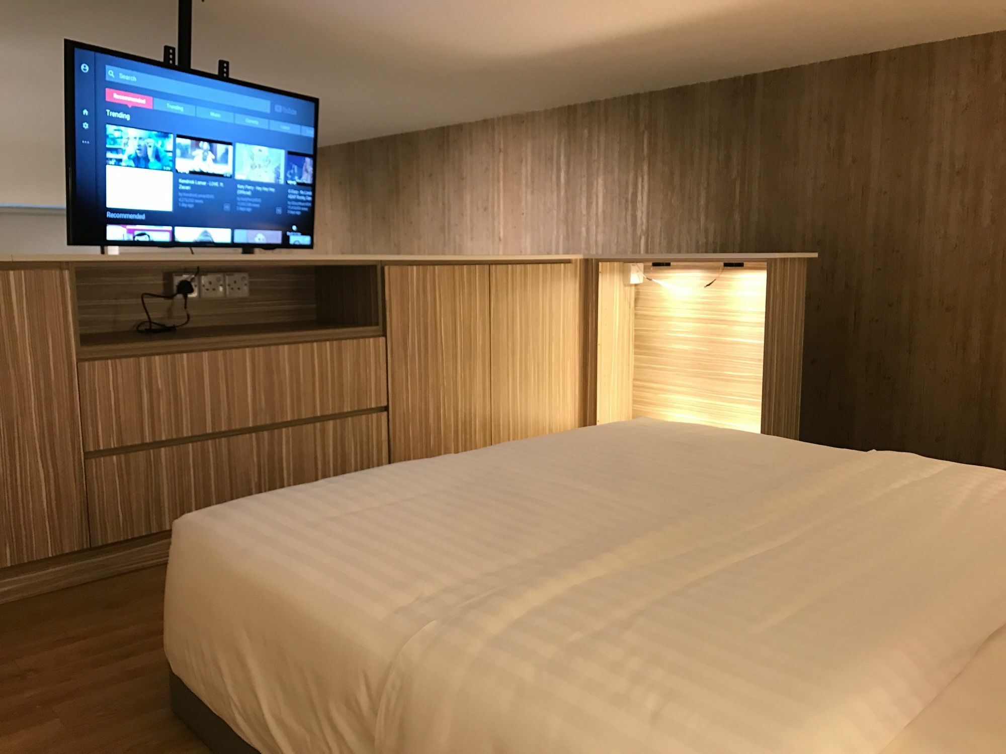 فندق أليلا بانجسار كوالا لمبور كوالالمبور المظهر الخارجي الصورة A television mounted on a wall in a hotel room
